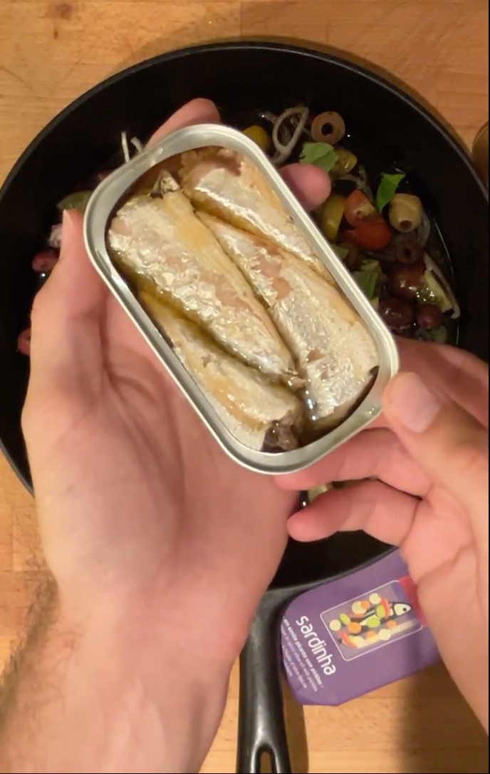 Sardinha - Sardines à l'huile d'olive épicée et aux cornichons